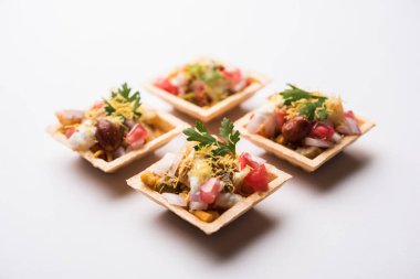 Gevrek kanepe veya canap bir marş--dan Hindistan - yuvarlak reçetedir veya Puri yoğurt ve patates, sohbet, sev ile dolu kare şeklinde, demirhindi sos vb seçici odak