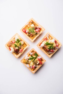 Gevrek kanepe veya canap bir marş--dan Hindistan - yuvarlak reçetedir veya Puri yoğurt ve patates, sohbet, sev ile dolu kare şeklinde, demirhindi sos vb seçici odak