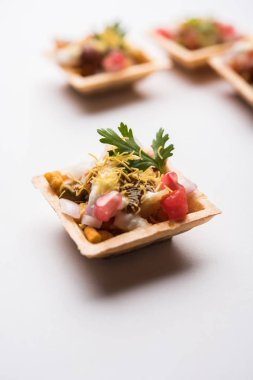 Gevrek kanepe veya canap bir marş--dan Hindistan - yuvarlak reçetedir veya Puri yoğurt ve patates, sohbet, sev ile dolu kare şeklinde, demirhindi sos vb seçici odak