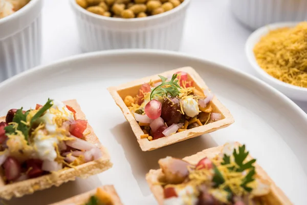 Gevrek kanepe veya canap bir marş--dan Hindistan - yuvarlak reçetedir veya Puri yoğurt ve patates, sohbet, sev ile dolu kare şeklinde, demirhindi sos vb seçici odak