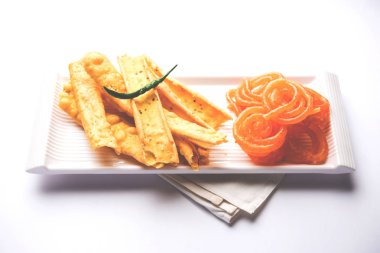 Bir Kızılderili Gujarat, seçici odak en popüler snack tatlı jalebi ile gevrek Fafda olduğunu