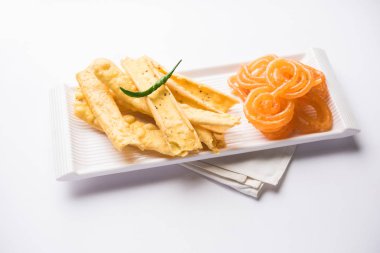 Bir Kızılderili Gujarat, seçici odak en popüler snack tatlı jalebi ile gevrek Fafda olduğunu
