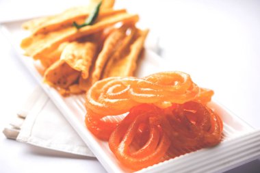 Bir Kızılderili Gujarat, seçici odak en popüler snack tatlı jalebi ile gevrek Fafda olduğunu