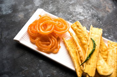 Bir Kızılderili Gujarat, seçici odak en popüler snack tatlı jalebi ile gevrek Fafda olduğunu