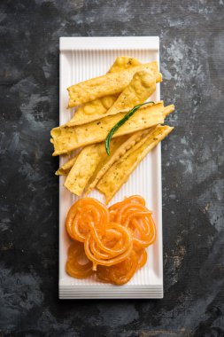 Bir Kızılderili Gujarat, seçici odak en popüler snack tatlı jalebi ile gevrek Fafda olduğunu