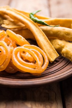 Bir Kızılderili Gujarat, seçici odak en popüler snack tatlı jalebi ile gevrek Fafda olduğunu
