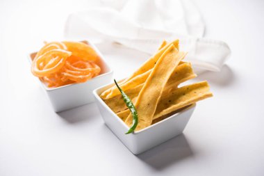 Bir Kızılderili Gujarat, seçici odak en popüler snack tatlı jalebi ile gevrek Fafda olduğunu