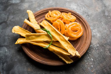 Bir Kızılderili Gujarat, seçici odak en popüler snack tatlı jalebi ile gevrek Fafda olduğunu