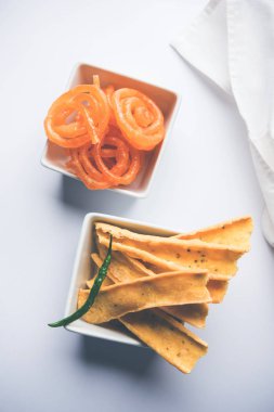 Bir Kızılderili Gujarat, seçici odak en popüler snack tatlı jalebi ile gevrek Fafda olduğunu