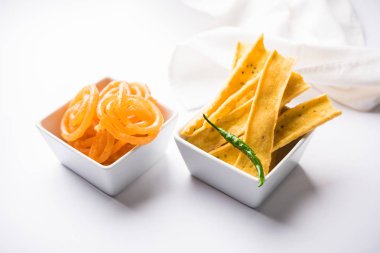 Bir Kızılderili Gujarat, seçici odak en popüler snack tatlı jalebi ile gevrek Fafda olduğunu