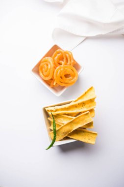 Bir Kızılderili Gujarat, seçici odak en popüler snack tatlı jalebi ile gevrek Fafda olduğunu