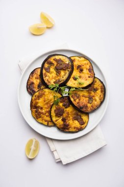 Pan kızartma gevrek baigan / patlıcan / brinjal tarifi--dan Hindistan. seçici odak