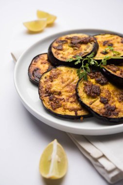 Pan kızartma gevrek baigan / patlıcan / brinjal tarifi--dan Hindistan. seçici odak