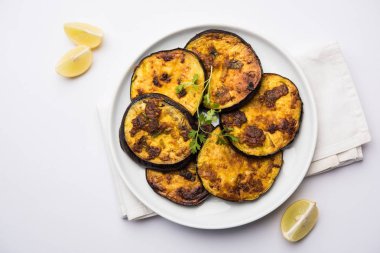 Pan kızartma gevrek baigan / patlıcan / brinjal tarifi--dan Hindistan. seçici odak