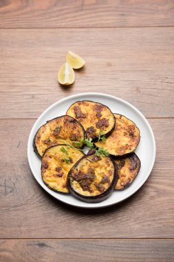 Pan kızartma gevrek baigan / patlıcan / brinjal tarifi--dan Hindistan. seçici odak