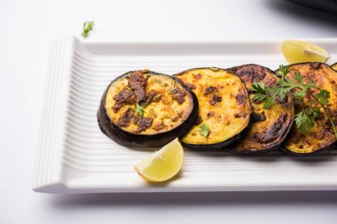 Pan kızartma gevrek baigan / patlıcan / brinjal tarifi--dan Hindistan. seçici odak