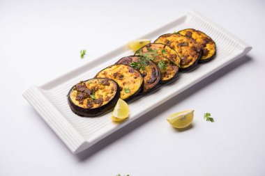 Pan kızartma gevrek baigan / patlıcan / brinjal tarifi--dan Hindistan. seçici odak