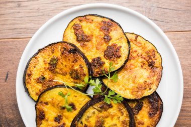 Pan kızartma gevrek baigan / patlıcan / brinjal tarifi--dan Hindistan. seçici odak