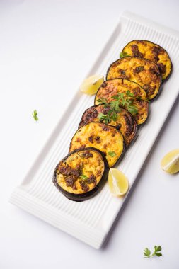 Pan kızartma gevrek baigan / patlıcan / brinjal tarifi--dan Hindistan. seçici odak