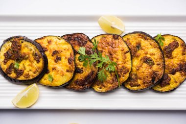 Pan kızartma gevrek baigan / patlıcan / brinjal tarifi--dan Hindistan. seçici odak