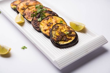 Pan kızartma gevrek baigan / patlıcan / brinjal tarifi--dan Hindistan. seçici odak