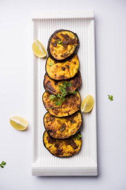 Pan kızartma gevrek baigan / patlıcan / brinjal tarifi--dan Hindistan. seçici odak