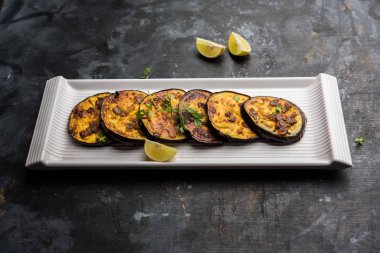 Pan kızartma gevrek baigan / patlıcan / brinjal tarifi--dan Hindistan. seçici odak