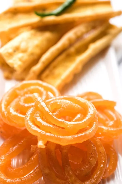 Bir Kızılderili Gujarat, seçici odak en popüler snack tatlı jalebi ile gevrek Fafda olduğunu