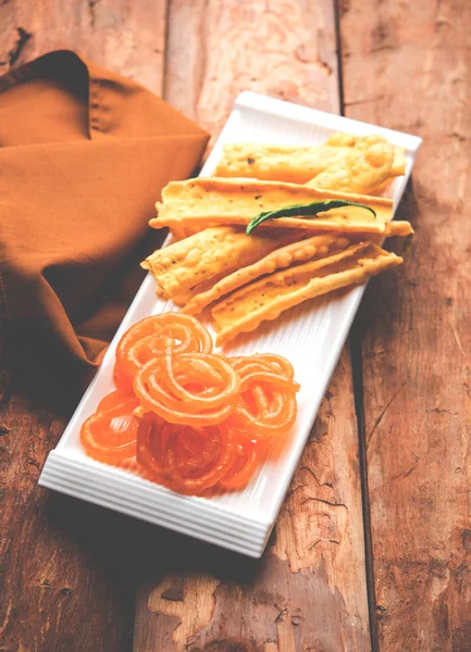 Bir Kızılderili Gujarat, seçici odak en popüler snack tatlı jalebi ile gevrek Fafda olduğunu