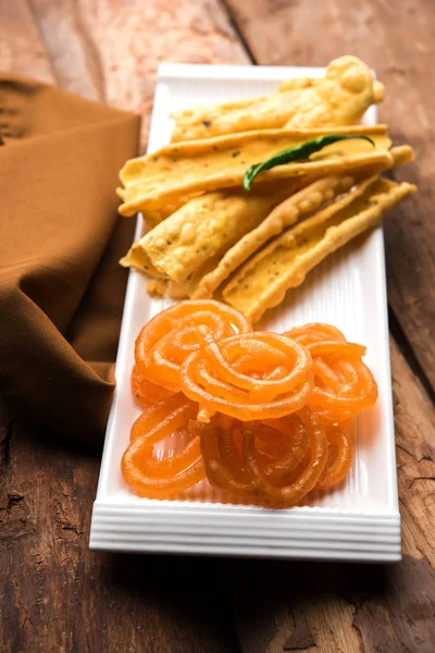 Bir Kızılderili Gujarat, seçici odak en popüler snack tatlı jalebi ile gevrek Fafda olduğunu