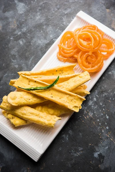 Bir Kızılderili Gujarat, seçici odak en popüler snack tatlı jalebi ile gevrek Fafda olduğunu