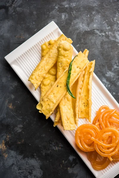 Bir Kızılderili Gujarat, seçici odak en popüler snack tatlı jalebi ile gevrek Fafda olduğunu
