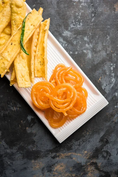 Bir Kızılderili Gujarat, seçici odak en popüler snack tatlı jalebi ile gevrek Fafda olduğunu