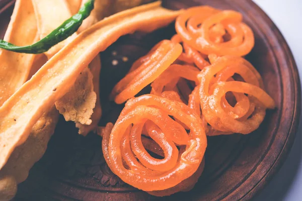 Bir Kızılderili Gujarat, seçici odak en popüler snack tatlı jalebi ile gevrek Fafda olduğunu