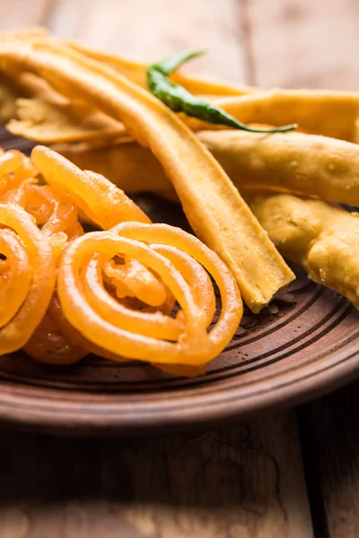 Bir Kızılderili Gujarat, seçici odak en popüler snack tatlı jalebi ile gevrek Fafda olduğunu