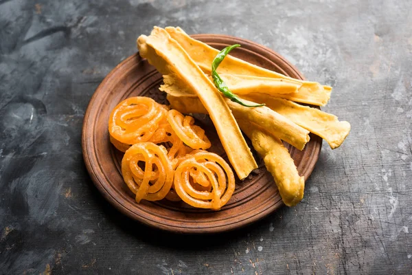 Bir Kızılderili Gujarat, seçici odak en popüler snack tatlı jalebi ile gevrek Fafda olduğunu