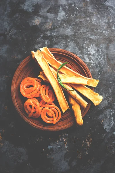 Bir Kızılderili Gujarat, seçici odak en popüler snack tatlı jalebi ile gevrek Fafda olduğunu