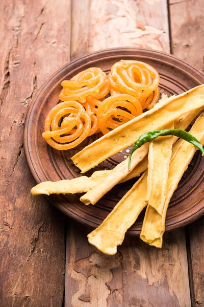 Bir Kızılderili Gujarat, seçici odak en popüler snack tatlı jalebi ile gevrek Fafda olduğunu