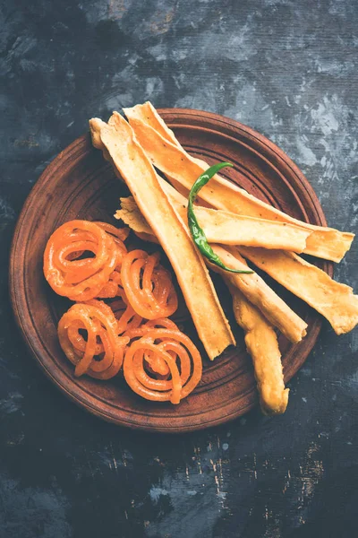 Bir Kızılderili Gujarat, seçici odak en popüler snack tatlı jalebi ile gevrek Fafda olduğunu