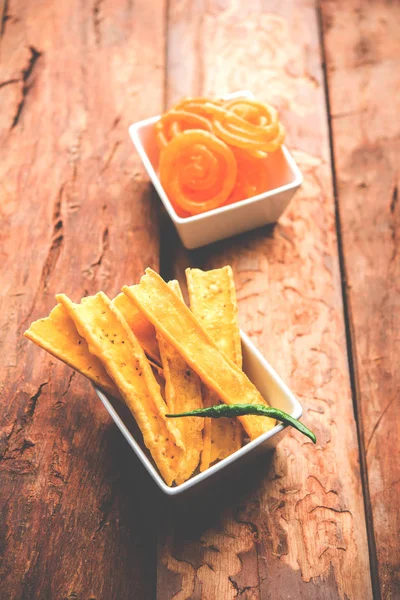 Bir Kızılderili Gujarat, seçici odak en popüler snack tatlı jalebi ile gevrek Fafda olduğunu