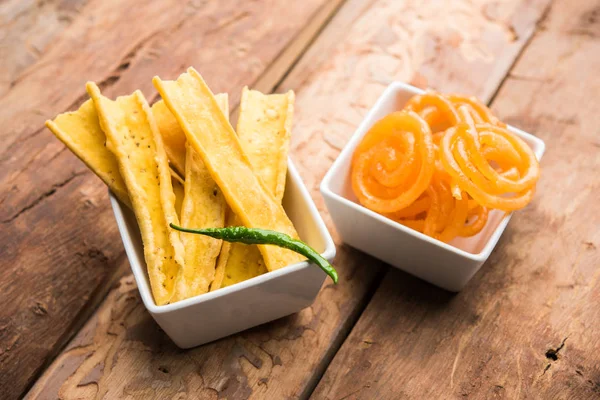 Bir Kızılderili Gujarat, seçici odak en popüler snack tatlı jalebi ile gevrek Fafda olduğunu