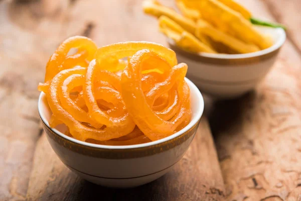 Bir Kızılderili Gujarat, seçici odak en popüler snack tatlı jalebi ile gevrek Fafda olduğunu