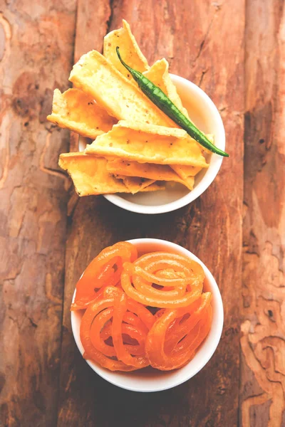 Bir Kızılderili Gujarat, seçici odak en popüler snack tatlı jalebi ile gevrek Fafda olduğunu