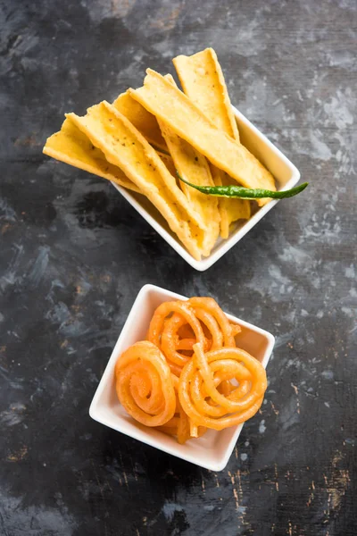 Bir Kızılderili Gujarat, seçici odak en popüler snack tatlı jalebi ile gevrek Fafda olduğunu