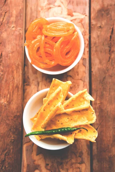 Bir Kızılderili Gujarat, seçici odak en popüler snack tatlı jalebi ile gevrek Fafda olduğunu