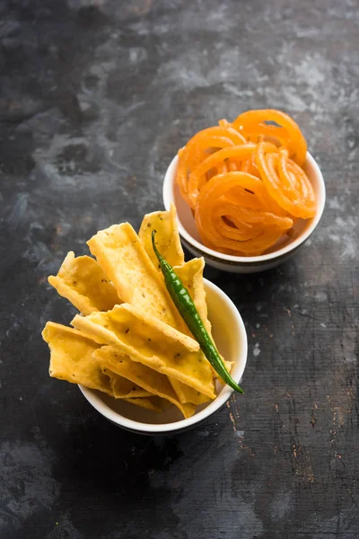 Bir Kızılderili Gujarat, seçici odak en popüler snack tatlı jalebi ile gevrek Fafda olduğunu