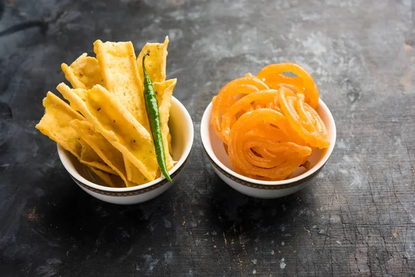 Bir Kızılderili Gujarat, seçici odak en popüler snack tatlı jalebi ile gevrek Fafda olduğunu