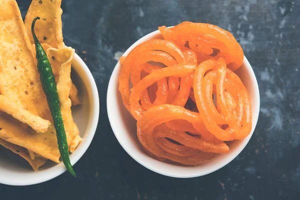 Bir Kızılderili Gujarat, seçici odak en popüler snack tatlı jalebi ile gevrek Fafda olduğunu