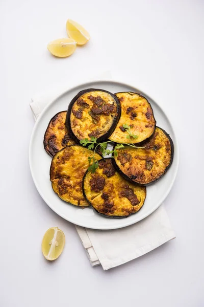 Pan kızartma gevrek baigan / patlıcan / brinjal tarifi--dan Hindistan. seçici odak