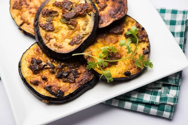 Pan kızartma gevrek baigan / patlıcan / brinjal tarifi--dan Hindistan. seçici odak